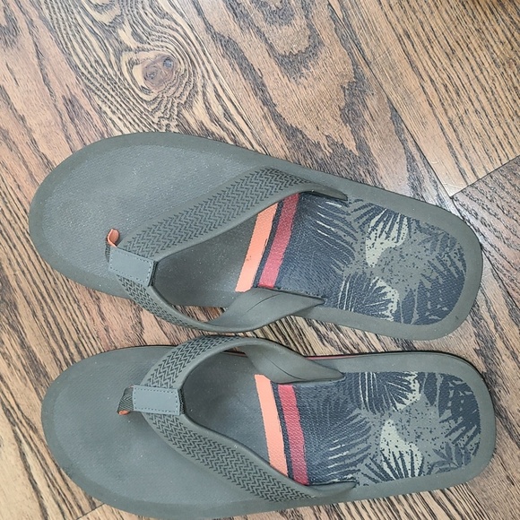 Mens Olive Green Flip Flops with Patterned Insole Size 10 NWOT - Picture 4 of 7